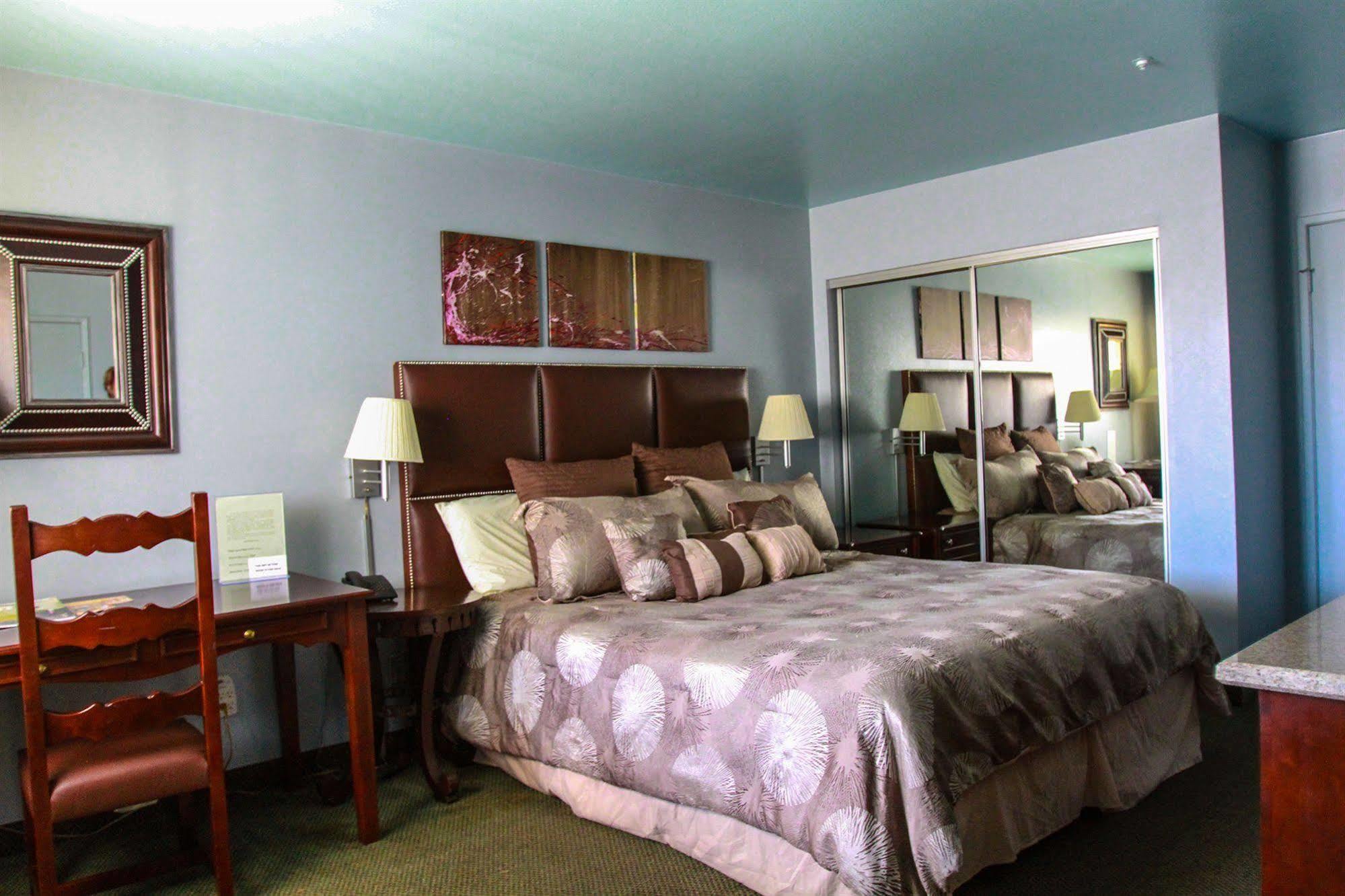 Art Hotel Лагуна Бийч Екстериор снимка