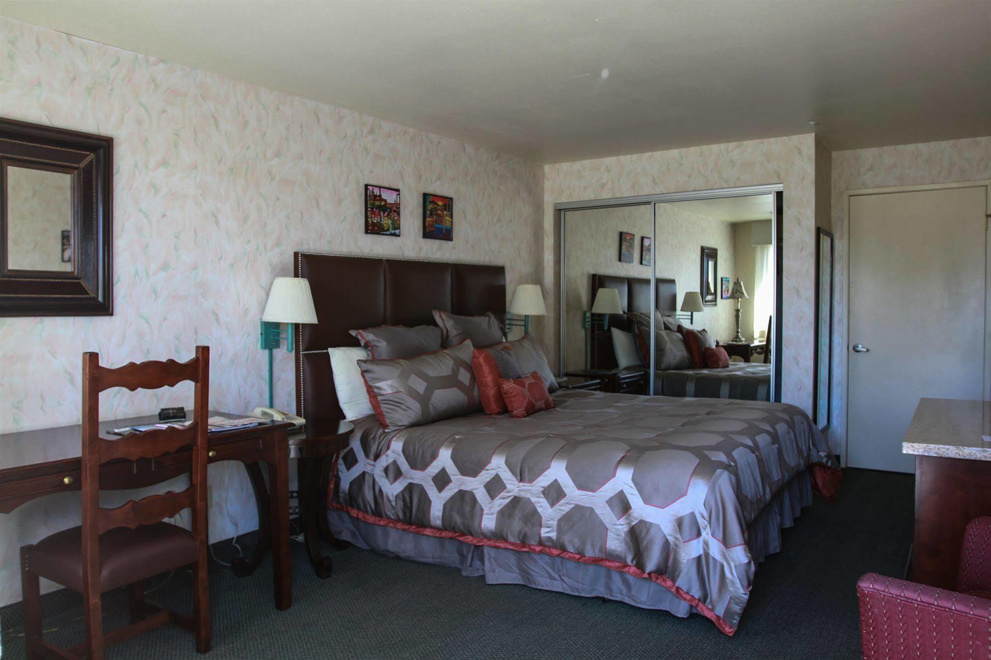 Art Hotel Лагуна Бийч Екстериор снимка