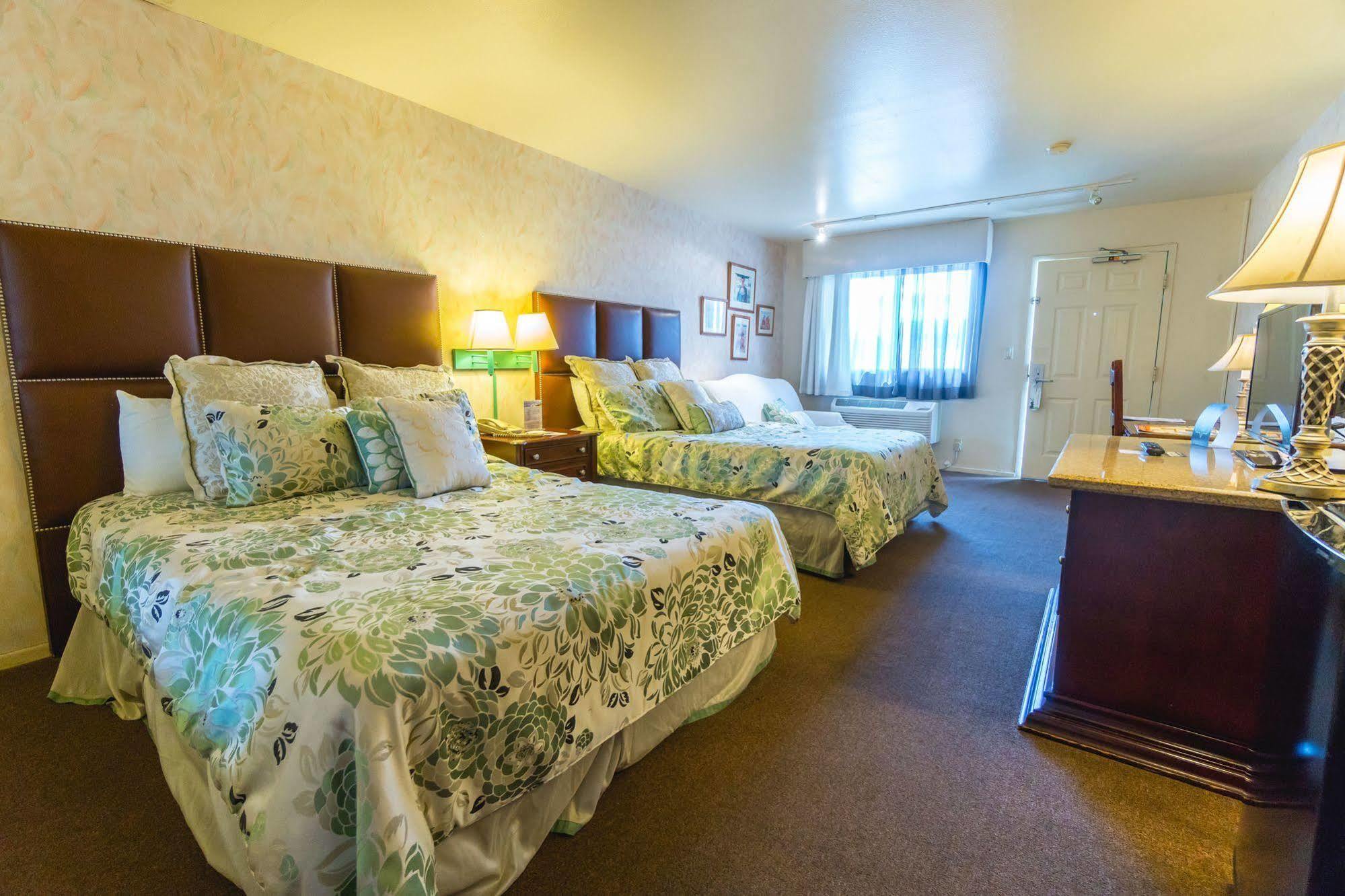 Art Hotel Лагуна Бийч Екстериор снимка