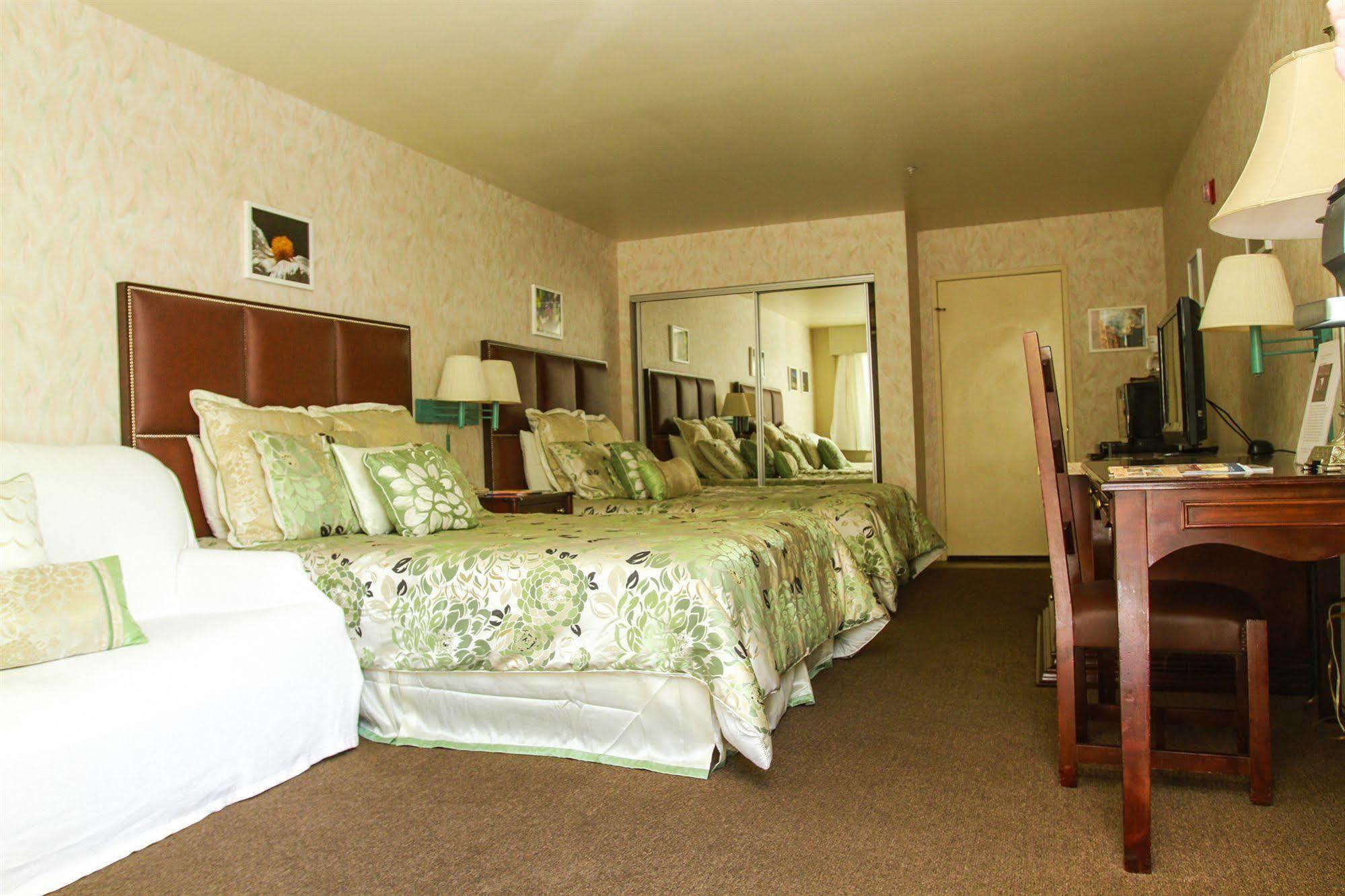 Art Hotel Лагуна Бийч Екстериор снимка